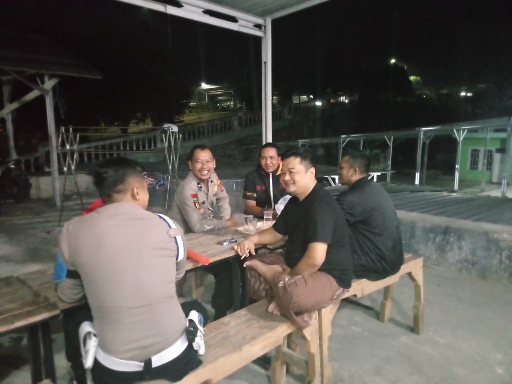 Ngobrol Bersama Masyarakat, Patroli Dialogis Malam Petugas Sampaikan Pesan Kamtibmas