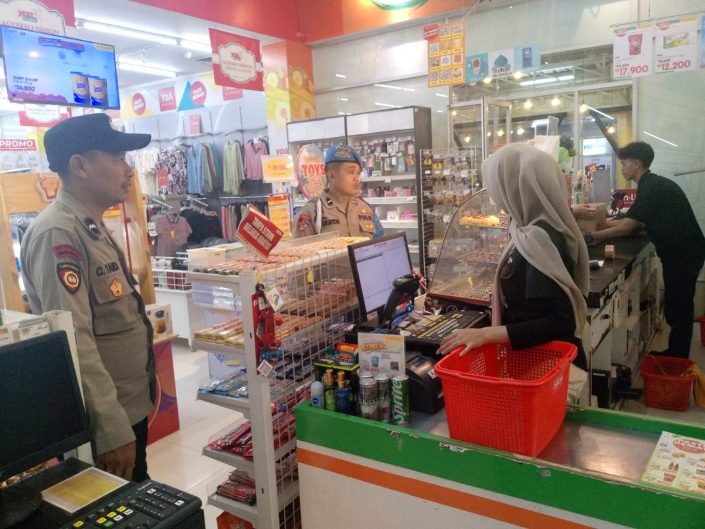 Anggota Samapta Polsek Sukalarang Laksanakan Patroli Dialogis Kerawanan Malam Sambangi Minimarket Yomart