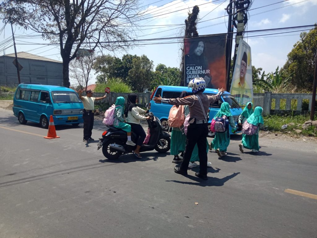 Unit Lantas Sektor Sukalarang Lakukan Strong Poin Saat Siswa Pulang Sekolah