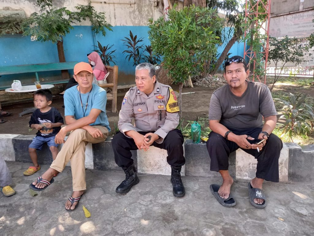 Wujudkan Cooling system Bhabinkamtibmas Jagasatru Polsek seltim Polres Cirebon Kota lewat sambang