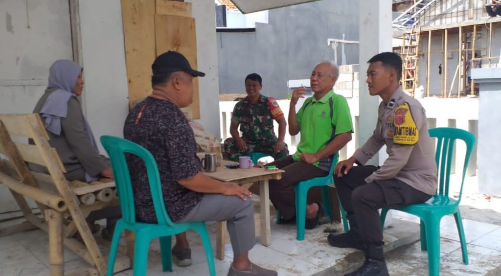 Bhabinkamtibmas Karya Mulya Polsek kesambi Polres Cirebon Kota bangun cooling system