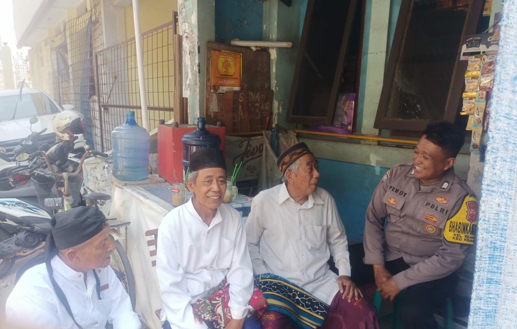 Bhabinkamtibmas Kejaksan Polsek Utbar Polres Cirebon Kota sambang ke tokoh masyarakat 