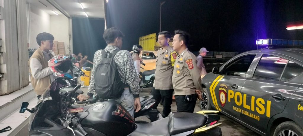 Polsek Sukalarang Patroli Toko Minimarket dan Dialogis dengan  Masyarakat