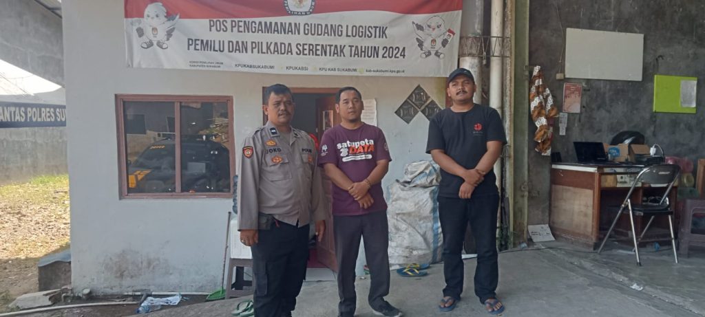 Unit Samapta Polsek Sukaraja Melaksanakan patroli ke gudang logistik Komisi Pemilihan Umum (KPU) Kabupaten Sukabumi