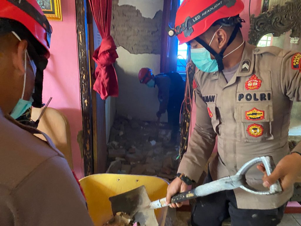 Polres Garut Lanjutkan Membersihkan Puing Puing Bekas Gempa