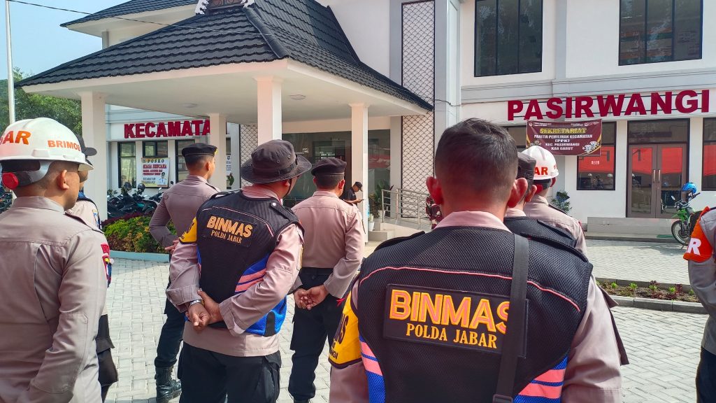 Polres Garut Kembali lakukan Pembersihan Puing bekas Gempa Dan Pendampingan Pendataan