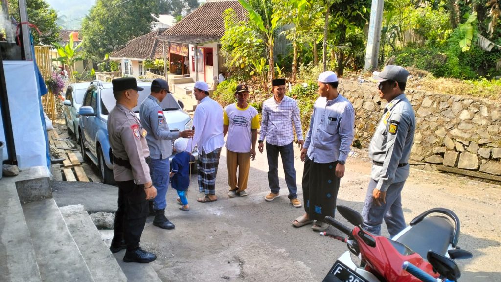 Bhabinkamtibmas Polsek Cireunghas Hadir Dan Laksanakan Pengamanan Pada Acara Resepsi Pernikahan Warga