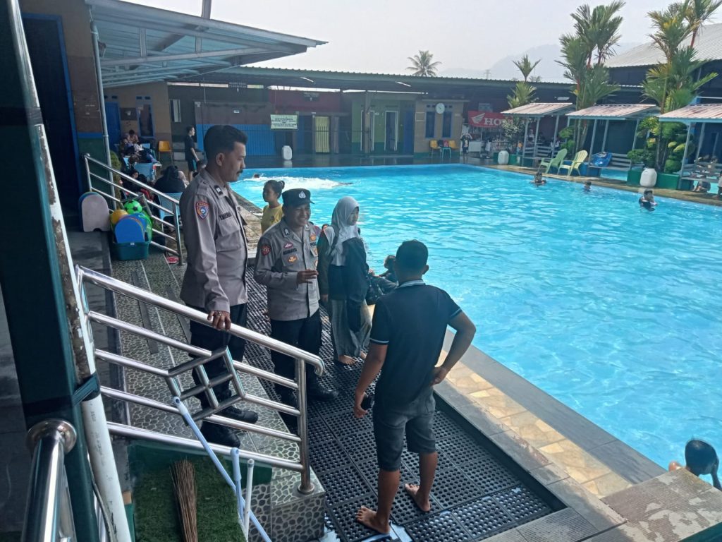 Patroli Tempat Wisata  kolam renang sport garden Anggota bhabinkamtibmas, Polsek Lembursitu Sampaikan Himbauan Kamtibmas Pada Pengelola Dan Pengunjung