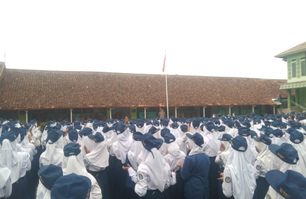 Kapolsek Wanaraja Pimpin Upacara Bendera di SMPN 1 Wanaraja, Berikan Motivasi kepada Pelajar