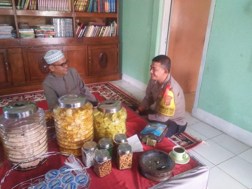 Tingkatkan Kamtibmas. Bhabinkamtibmas Desa Kadudampit efektifkan Dialogis bersama Warga antisipasi kerawanan gukamtibmas