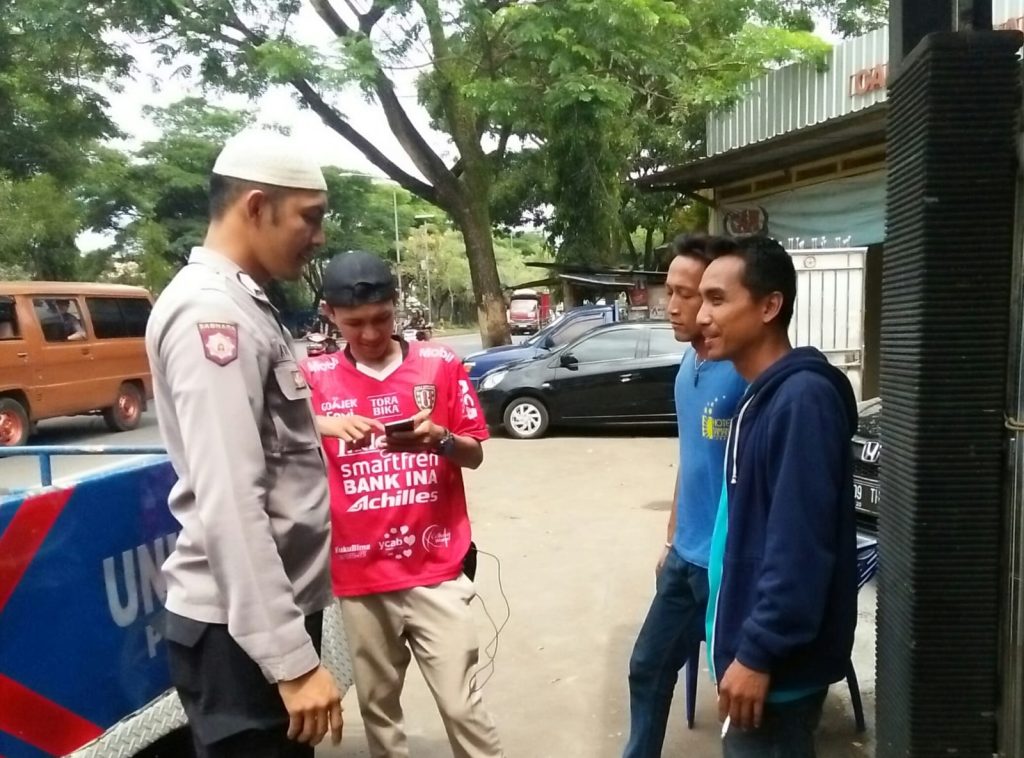 Efektifkan sambang jelang Pilkada. Bhabinkamtibmas ajak warga sudajaya antisipasi berita Hoax