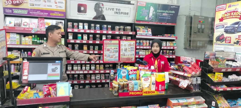 Anggota Polsek Sukalarang Laksanakan Patroli Dialogis Kerawanan Malam Sambangi Minimarket Alfamart