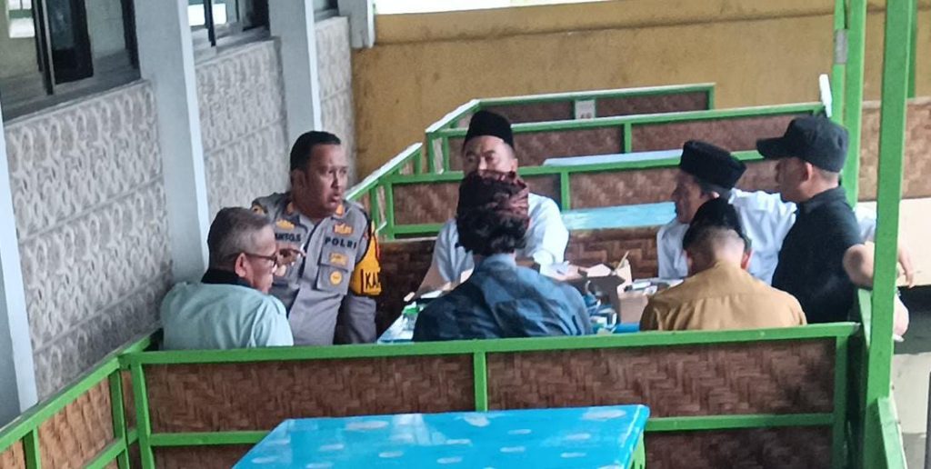 Dengarkan Masukan,Aduan masyrakat  Polsek Cisaat  gelar  “Ngariung Sareng Kapolsek”