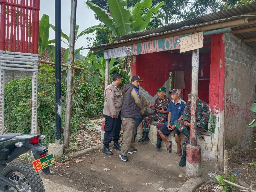 Anggota Polsek Sukabumi Laksanakan kegiatan Dialogis dengan Babinsa serta Staff Panwascam di Seputaran Desa Warnasari