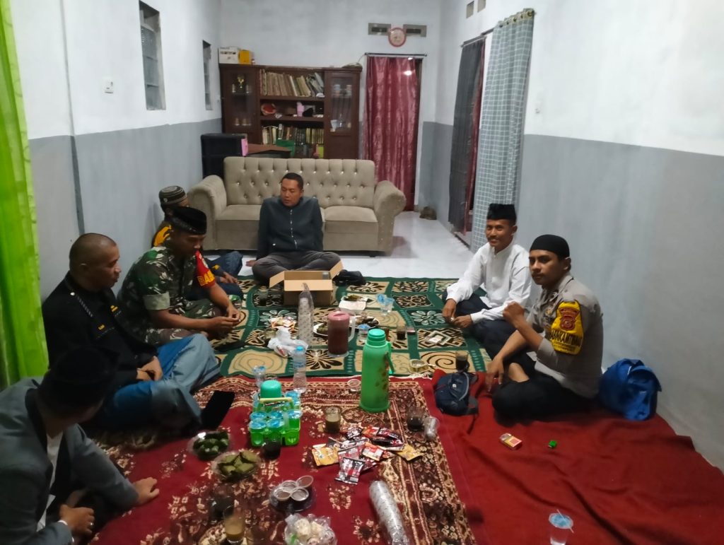 Polsek Kebonpedes Wujudkan 3 Pilar Yang Bersinergi, Bhabinkamtibmas Bersama Babinsa dan Aparat Desa Berikan Penyuluhan Kepada Warga Desa Jambe Nenggang