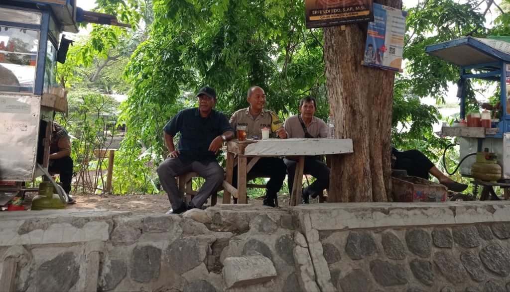 Bhabinkamtibmas Sukapura Polsek utbar Polres Cirebon Kota bangun cooling system