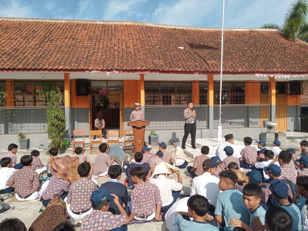 Satlantas Polres Garut Laksanakan Program Police Go To School Di SMPN 6 Garut