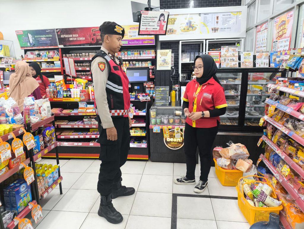 Tingkatkan Harkamtibmas, Kapolsek Baros giatkan patroli minimarket