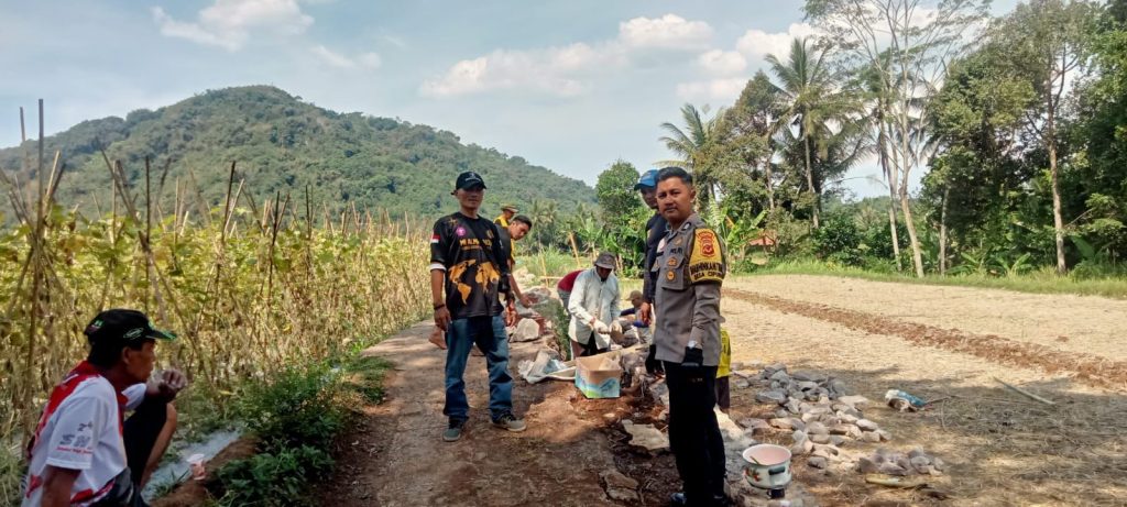 Bhabinkamtibmas Polsek Cireunghas Monitoring Pembangunan TPT Jalan Lingkungan serta sampaikan himbauan kamtibmas