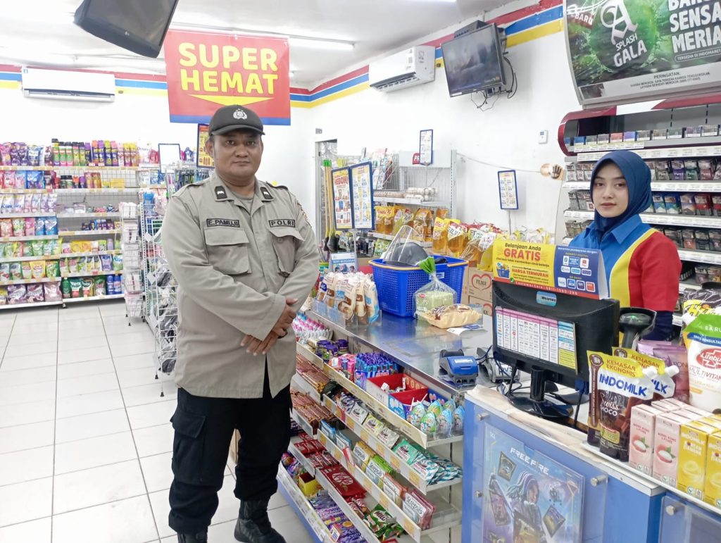 Polsek Kebonpedes Patroli Mini Market Malam Hari Wilayah Desa Sasagaran Sampaikan Himbauan Kamtibmas