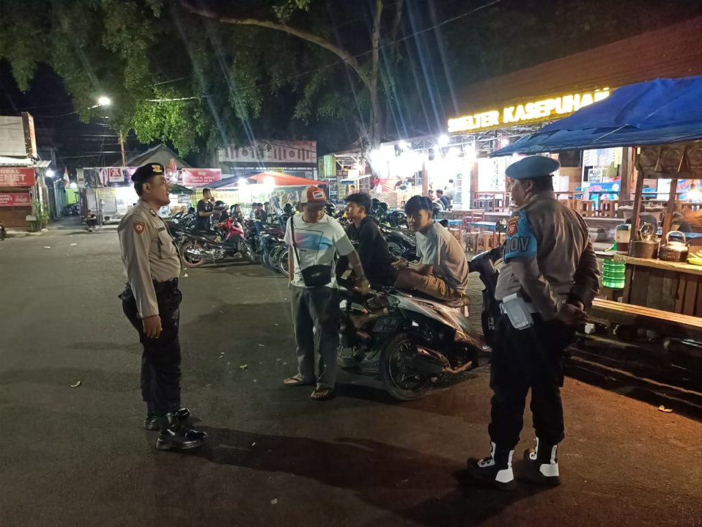 Polres Cirebon Kota gelar patroli KRYD Humanis sambangi tongkrongan anak remaja