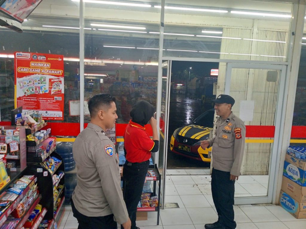 Anggota Samapta Polsek Sukalarang Laksanakan Patroli Dialogis Kerawanan Malam Sambangi Minimarket Alfamart