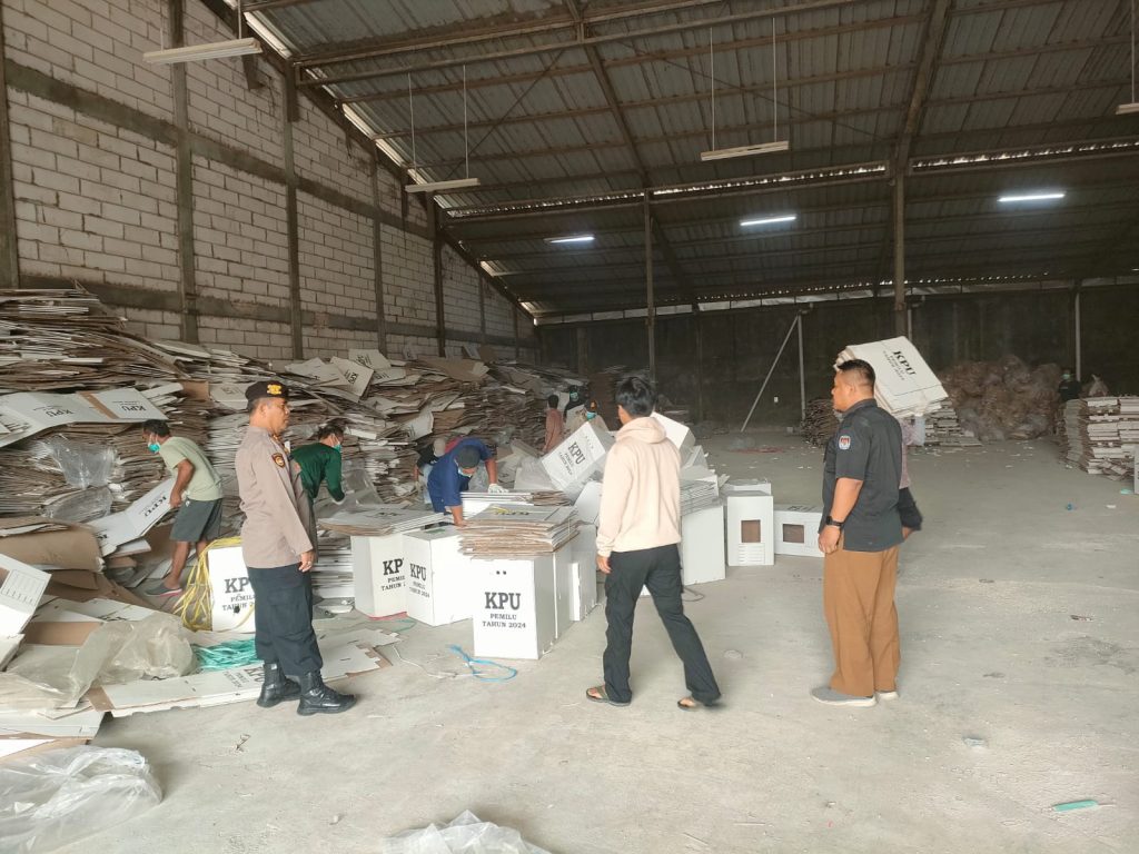 Kanit Samapta Polsek Sukaraja Berkoordinasi dengan KPU Untuk Jaga Keamanan dan Keutuhan Logistik Pilkada 2024