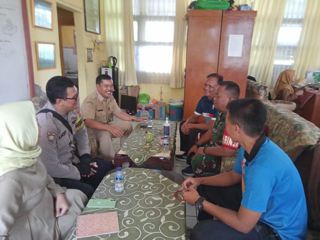 Bhabinkamtibmas Polsek Cibeureum Sambangi Warga / Perangkat Kelurahan  dan berikan himbauan Kamtibmas