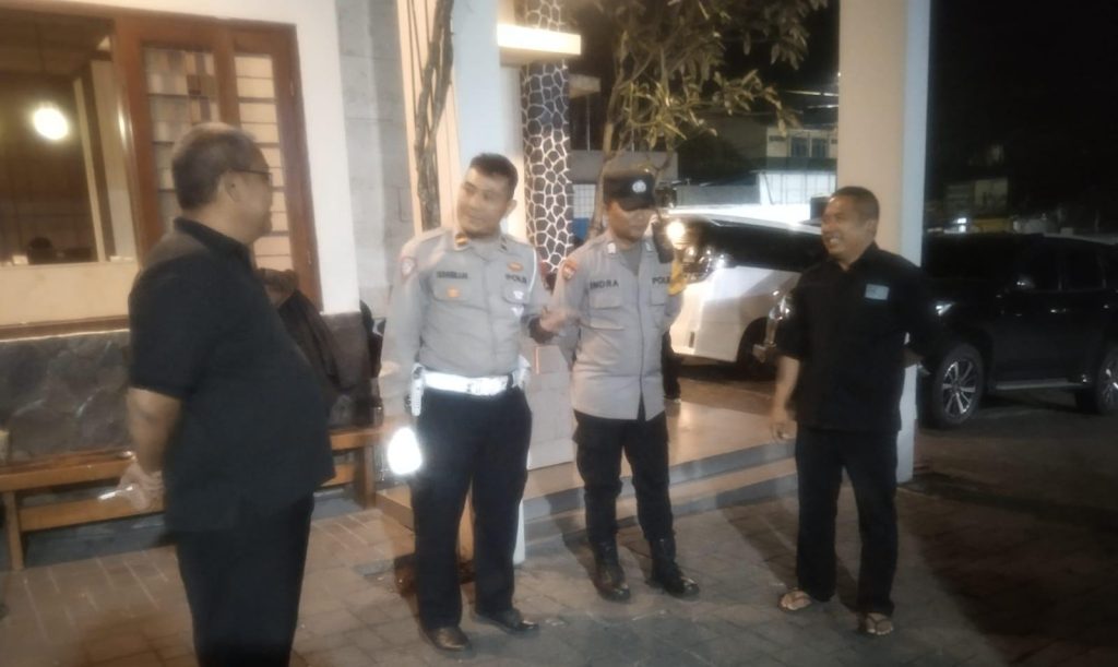 Bhabinkamtibmas Polsek Cikole Laksanakan Giat Patroli Dan Berikan Himbauan Kepada Satpam