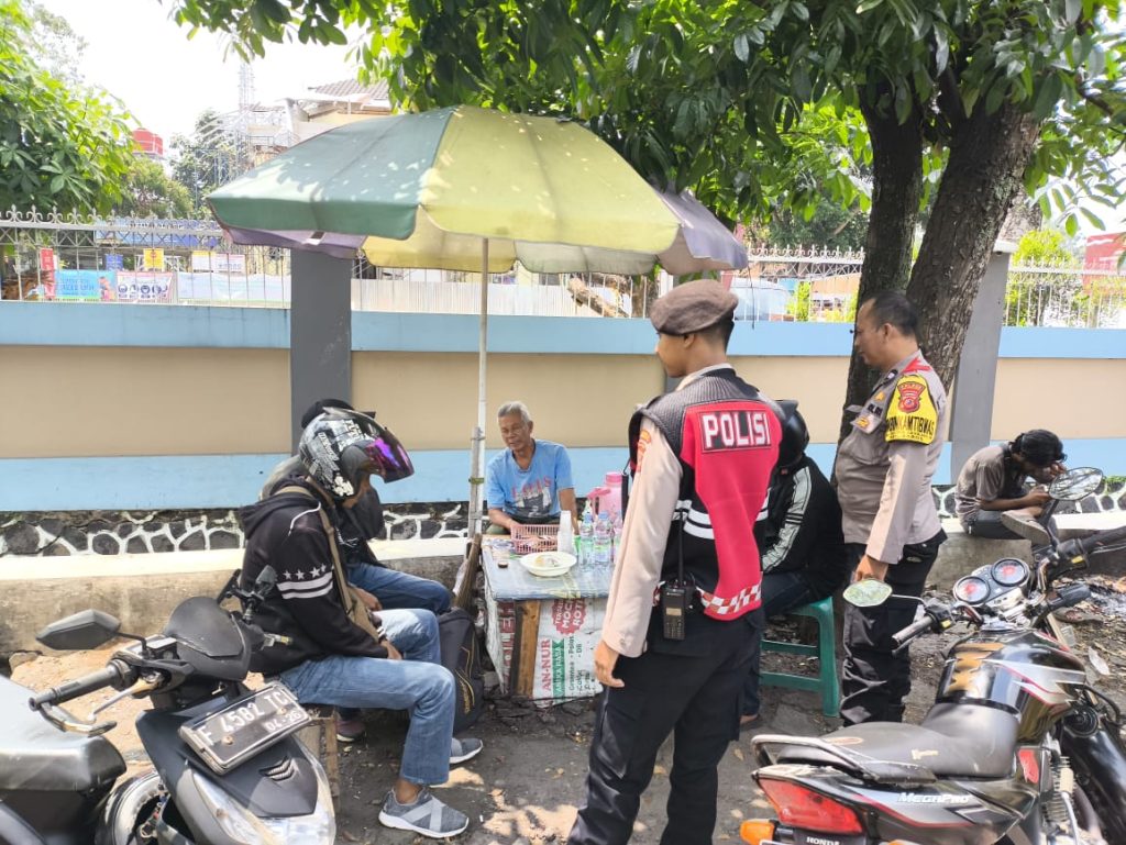 Wujudkan situasi kondusif,  Bhabinkamtibmas hadir ditengah warga jalur lingkar selatan