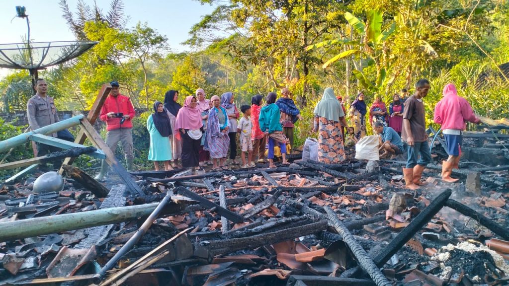 Polsek Banjarwangi Cek Kebakaran Satu Unit Rumah Panggung