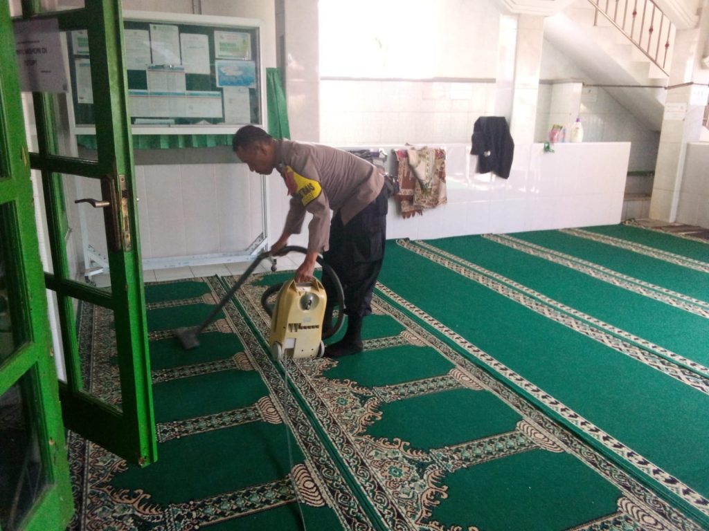 Jum’at Bersih,Bhabinkamtibmas Polsek Cisaat Bersih- bersih Lingkungan Masjid