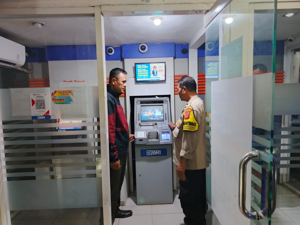 Pantau Dan Cek Mesin ATM oleh Anggota Patroli Polsek Lembursitu