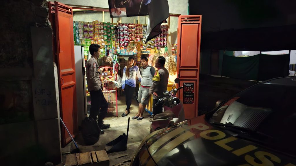 Patroli Sambang Polsek Sukalarang, Berikan Himbauan Kamtibmas Ke Para Pedagang di Kec Sukalarang Malam