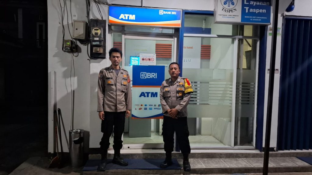 Personil  Polsek Sukalarang Patroli Malam Hari Sambangi ATM BRI Cegah Kejahatan Perbankan