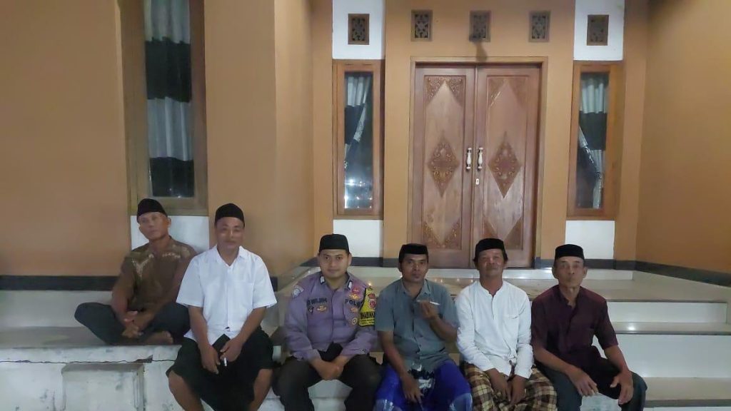 Bhabinkamtibmas kebon baru Polsek Utbar Polres Cirebon Kota Sambang warga