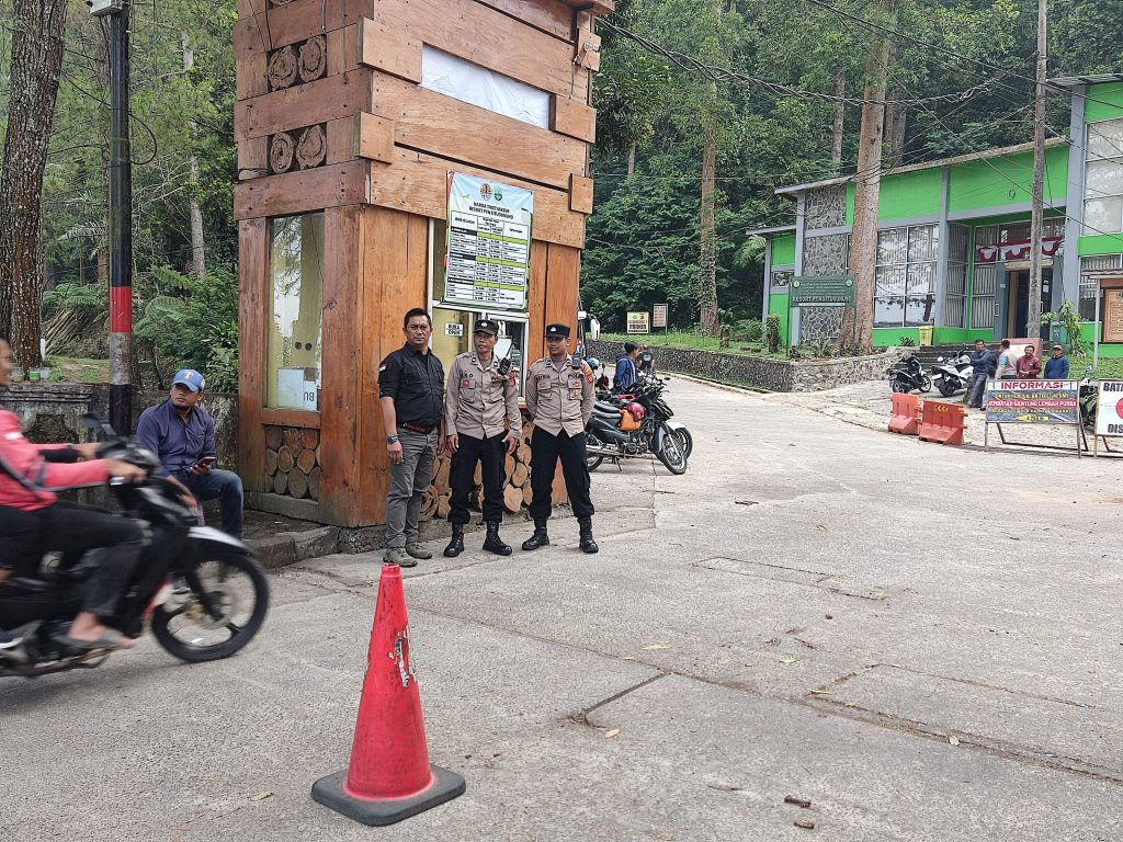 Personil Polsek kadudampit Melaksanakan giat Patroli tempat wisata situgunung