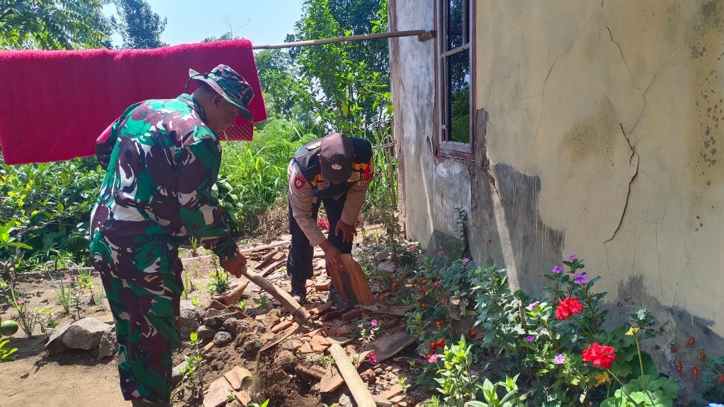 TNI Dan Polri Lanjutkan Pembersihan Puing Bekas Gempa