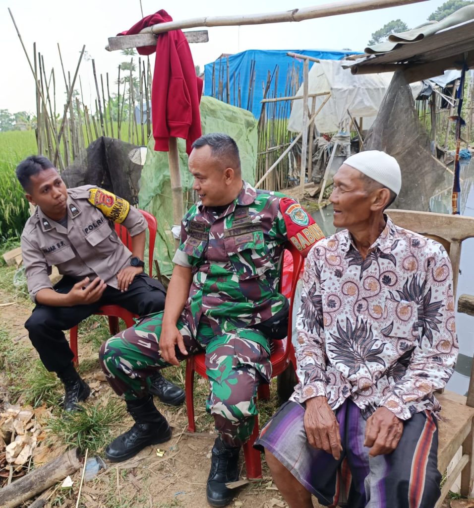 Bhabinkamtibmas Langensari Polsek Sukaraja Polres Sukabumi Kota bersama Babinsa Langensari Koramil Sukaraja,  melaksanakan kegiatan Door to Door System (DDS)