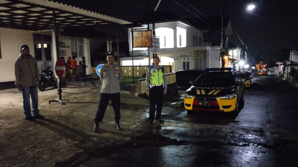 Polsek Cikole Laksanakan Giat Patroli Pada Malam Hari