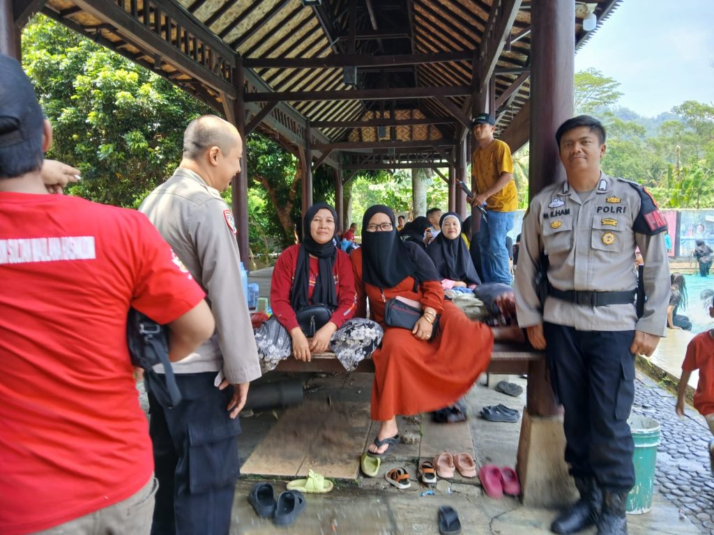 Patroli Tempat Wisata  kolam wisata Cikundul Anggota bhabinkamtibmas  Polsek Lembursitu