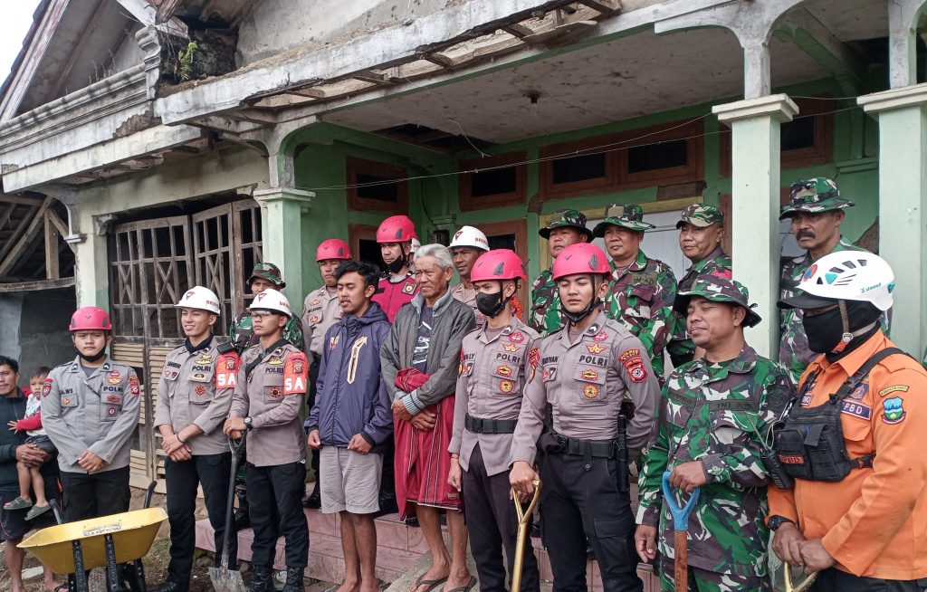 Polres Garut Lanjutkan Membersihkan Puing Puing Bekas Gempa