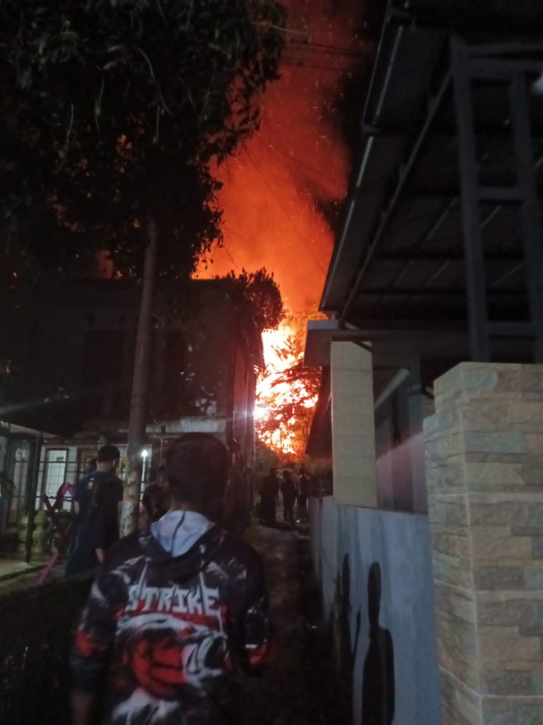 Sukawening Kebakaran Hebat Di Sukawening Tiga Unit Rumah Ludes Terbakar