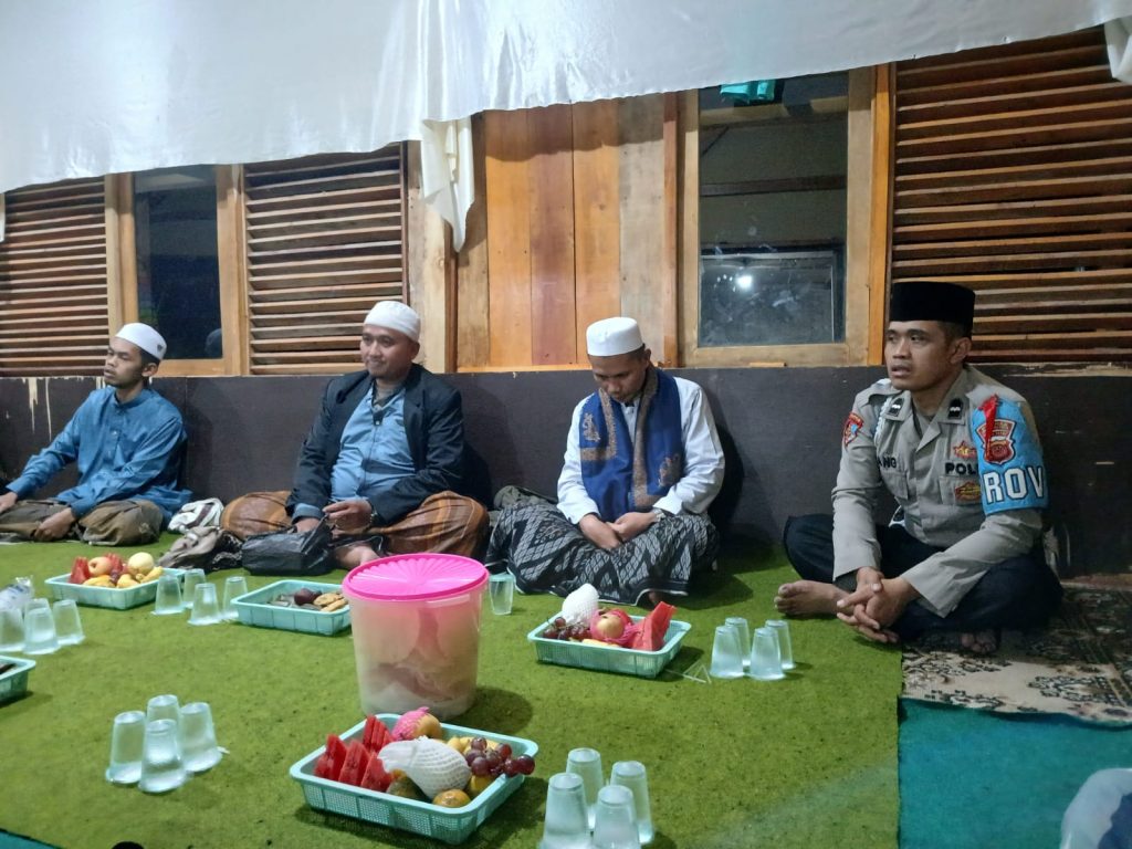 Personil Polsek Sukalarang, Hadiri Peringatan Maulid Nabi Muhammad SWA 1446 H Di Masjid Jami AL – BAROKAH Kecamatan Sukalarang