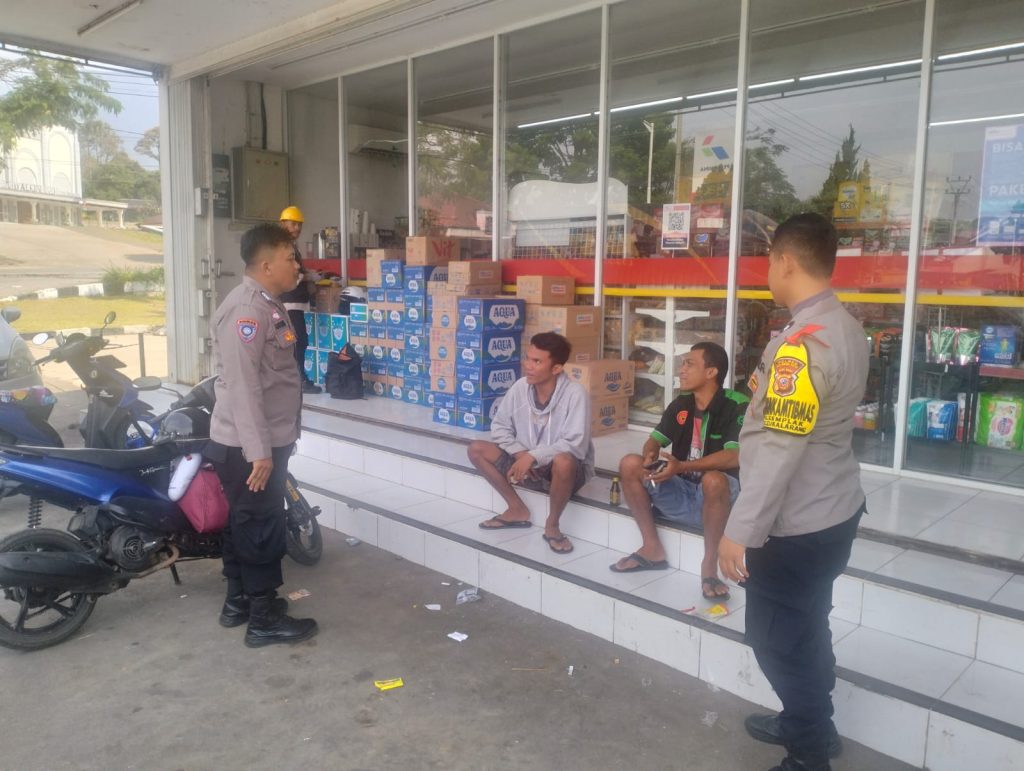 Sampaikan Himbauan Kamtibmas Kepada Karyawan Minimarket saat Patroli Siang