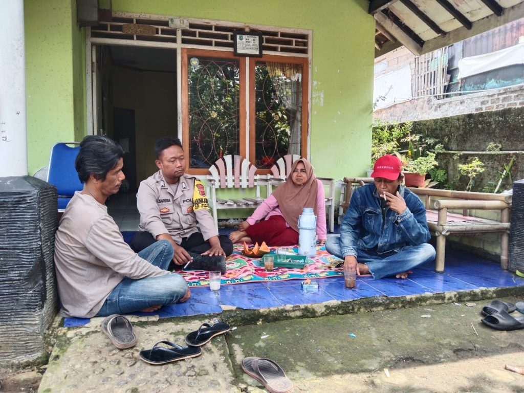 Bhabinkamtibmas Bersinergi dengan Babinsa Sambangi Warga Untuk Tingkatkan Harkamtibmas