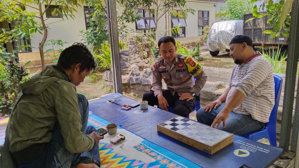 Bhabinkamtibmas Polsek Cikole Laksanakan Sapa Warga