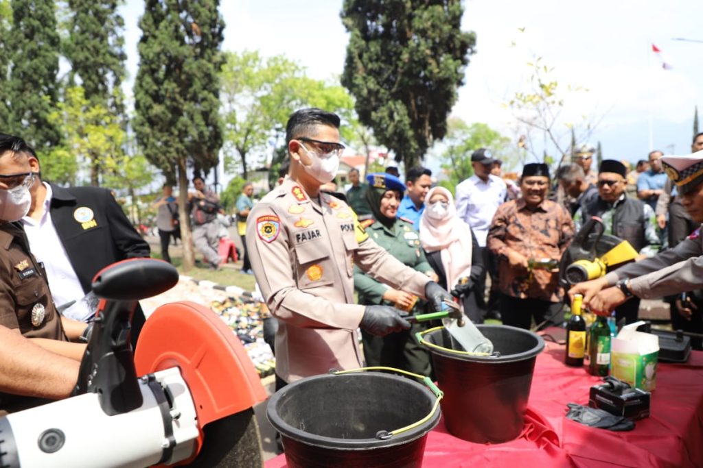 Polres Garut Musnahkan Ribuan Botol Miras Dan Knalpot Tidak Standar Hasil Operasi Penyakit Masyarakat Tahun 2024