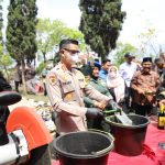 Polres Garut Musnahkan Ribuan Botol Miras Dan Knalpot Tidak Standar Hasil Operasi Penyakit Masyarakat Tahun 2024