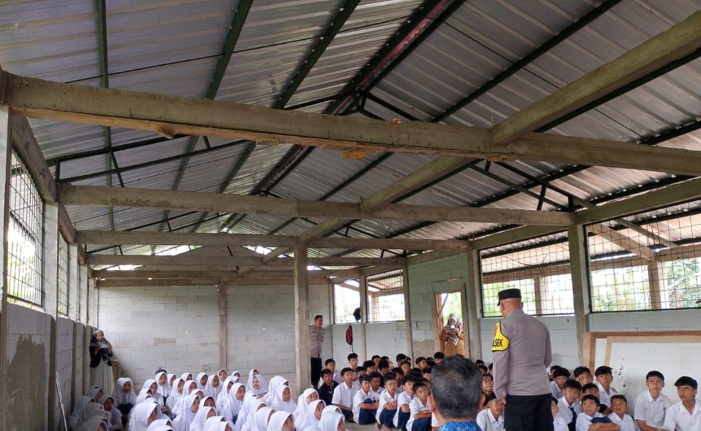 Polsek Singajaya Berikan Pembinaan Dan Penyuluhan Kepada Siswa Mts Insanul Husna